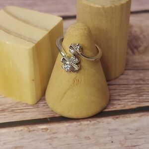 Elegant 4 Leaf Clover Ring